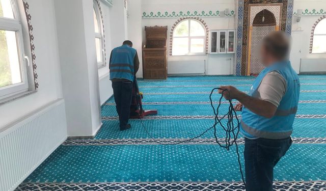 Hakkari’de denetimli serbestlik yükümlülerinden cami ve okul temizliği