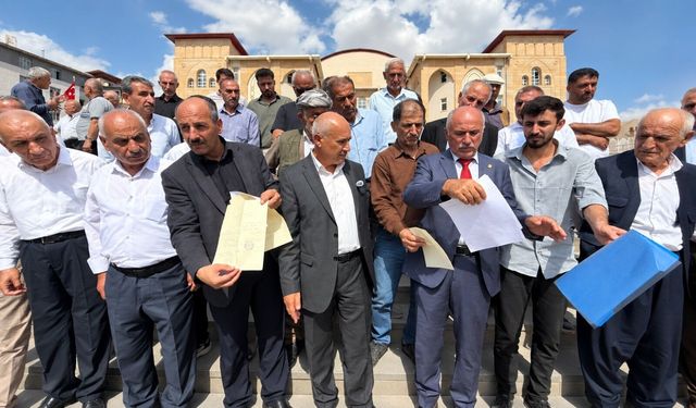 Hakkari’de yayla yolu tartışması: Çimenli köylüleri tapu ve kayıtlarını gösterdi