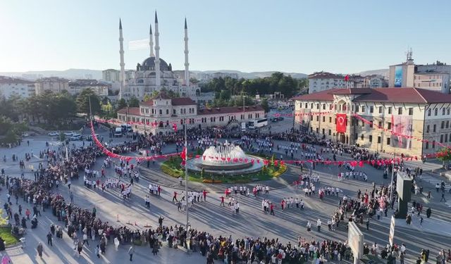 Sivas'ta 1058 kişi aynı anda halay çekti