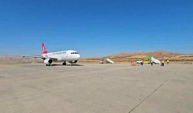 Yenilenen Siirt Havalimanı'na ilk yolcu uçağı indi