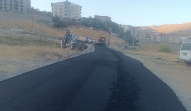 Hakkari’de asfalt seferberliği: Ekipler hafta sonu da sahada