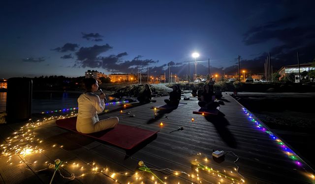 Bitlis'te kadınlar Van Gölü manzarasında yoga yaptı