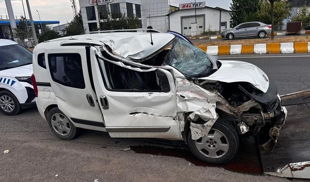 Muş'ta tıra çarpan hafif ticari araçtaki 3 kişi yaralandı