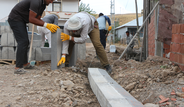 Karlıova'da köylerde parke çalışması