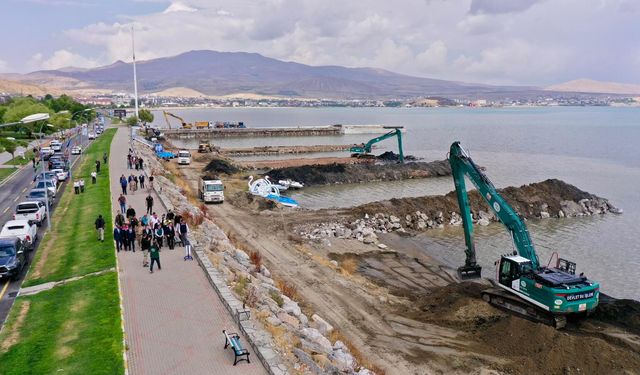 Van Gölü'nde dip çamuru temizliği sürüyor