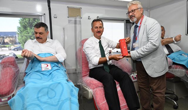 Bakan Çiftçi ve Görgün'den Kızılay'a kan bağışı