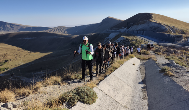 Bitlis'teki Nemrut Kalderası'nda "Çanak Yürüyüşü" yapılıyor