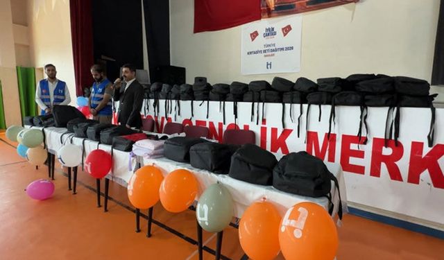 Yüksekova’da 100 yetim öğrenciye kırtasiye desteği