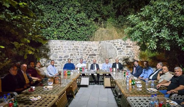 Çukurca’da muhtarlarla ilçenin ihtiyaçları görüşüldü