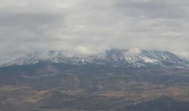 Ağrı Dağı'na mevsimin ilk karı yağdı