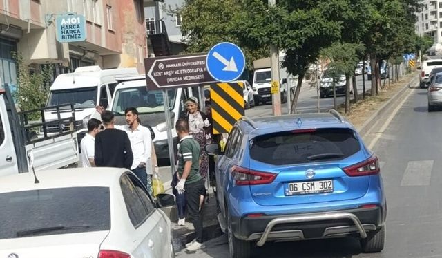 Hakkari’de kaza : Araç orta refüje çıktı