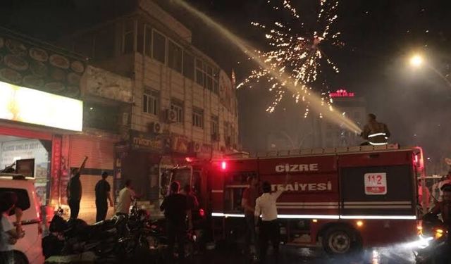 Şırnak'ta atılan havai fişekler nedeniyle yangın çıktı, itfaiye eri yaralandı