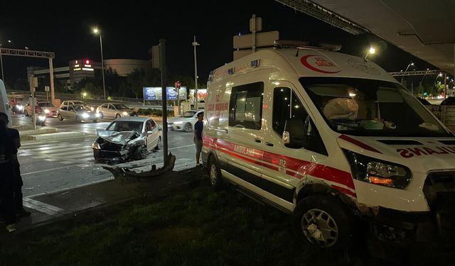 Ambulans ile otomobil çarpıştı; 6 yaralı