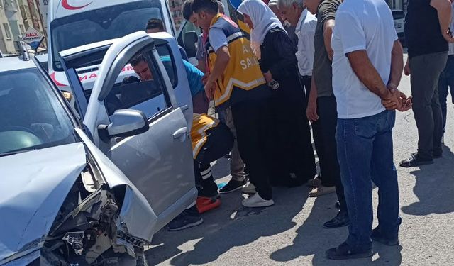 Hakkari'de iki aracın karıştığı kazada 1 kişi yaralandı