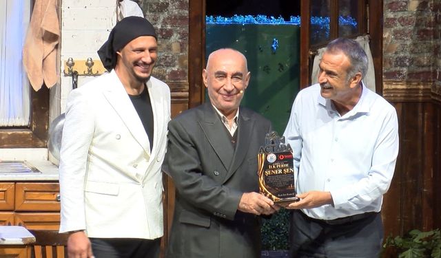 Şener Şen, 'Zengin Mutfağı' oyunu ile KKTC'de sahne aldı