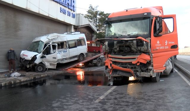 Ümraniye'de servis minibüsü ile kamyon çarpıştı