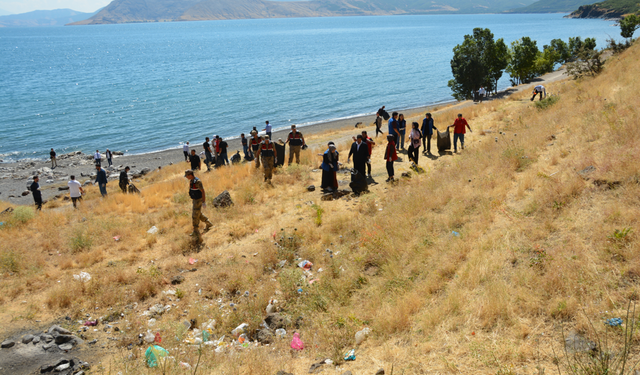 Van Gölü kıyısından 4 ton çöp toplandı