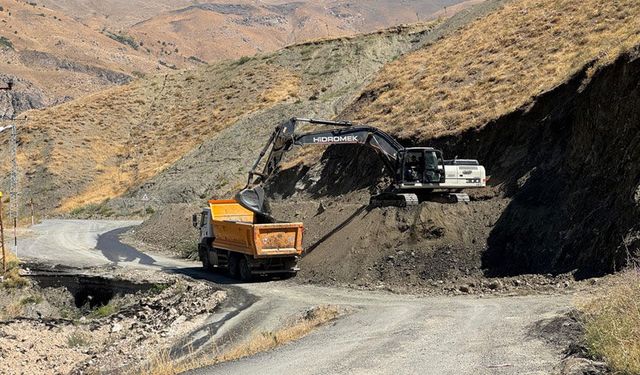Hakkari'de çöken güzerhaga yeni yol yapılıyor