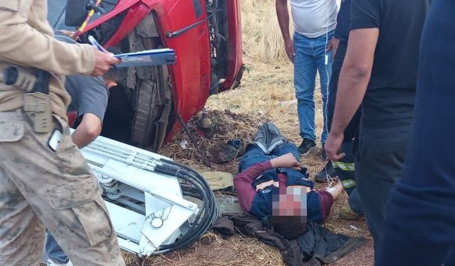 Devrilen kamyonetteki 5 işçi yaralandı