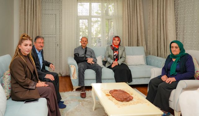 Vali Taşyapan, yaşlı vatandaşların evlerine konuk oldu
