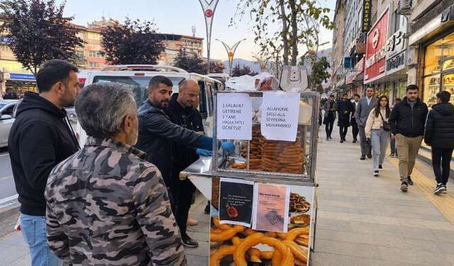 Hakkari’de salavat getirene ücretsiz halka tatlı ikramı