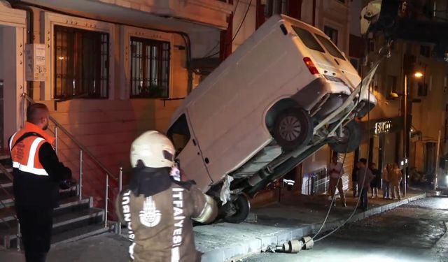 Minibüs bina boşluğuna düştü: 1 yaralı