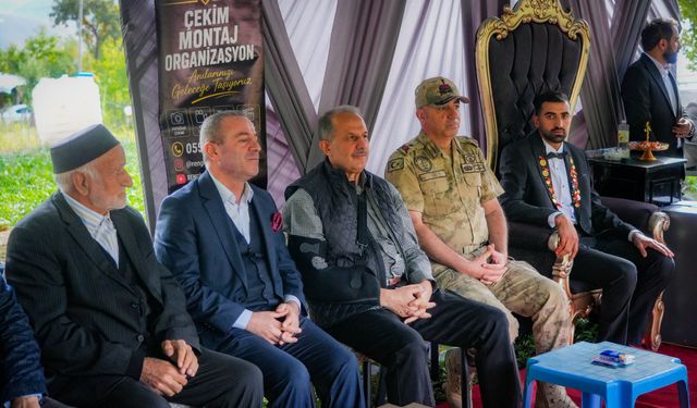 Vali Taşyapan, Hakkari’de iki düğün merasimine katıldı
