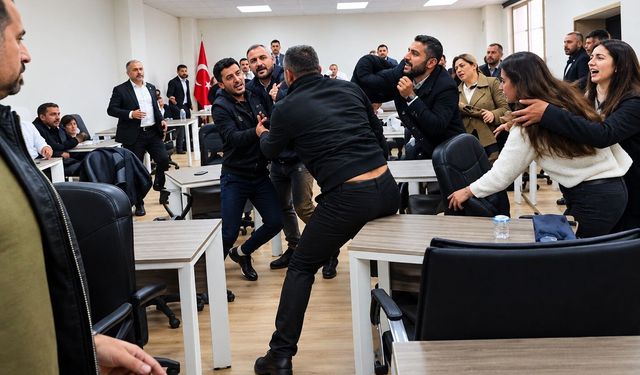 Belediye meclisinde yumruklu kavga! Tartışma büyüdü, ortalık karıştı