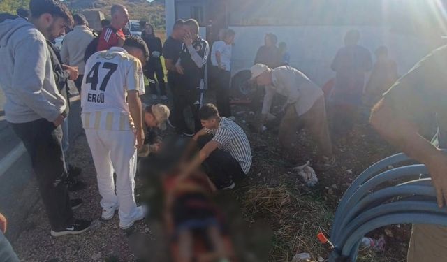 Hafif ticari araç ile midibüs çarpıştı; 4 yaralı