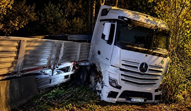 Hakkari’de demir yüklü tır şarampole savruldu