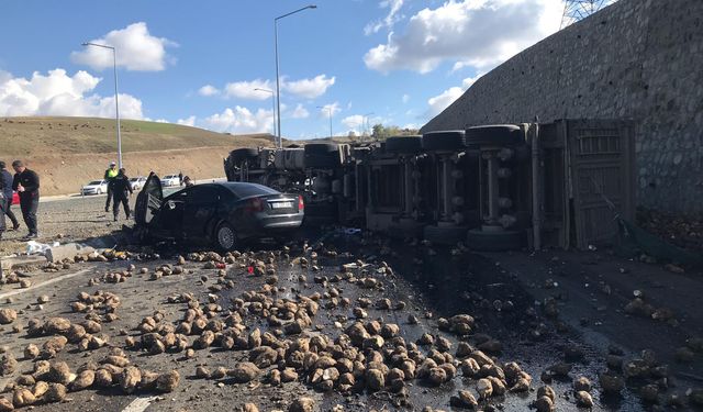 Pancar yüklü TIR ile otomobil çarpıştı: 4 ölü, 1 yaralı