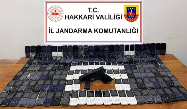 Hakkari’de 142 kaçak cep telefonu ve ruhsatsız tabanca ele geçirildi