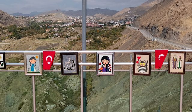 Hakkari Seyir Tepesi’nde Cumhuriyet Bayramı’na özel resim sergisi açıldı