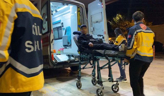 Topu almak için duvardan atlayan genç dikenli tellere takılıp ağır yaralandı