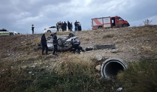Van'da takla atan araçta bulunan iki kişi yaralandı