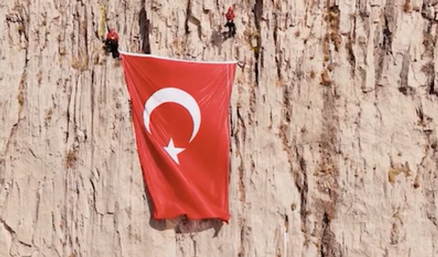 Hakkari'deki Silo Yaylası'na Türk bayrağı asıldı