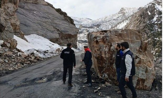 Şırnak'ta tehlike oluşturan kayaları AFAD temizliyor