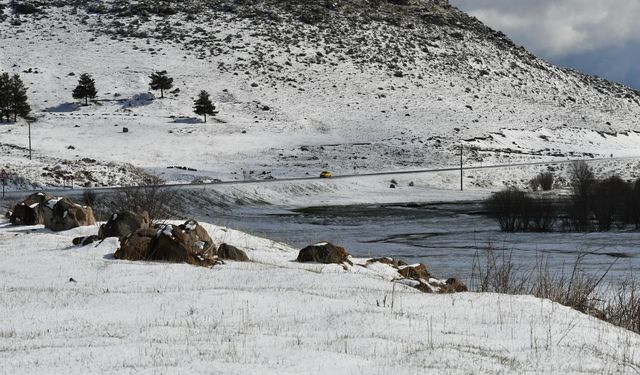 Kars'ın yüksek kesimlerine kar yağdı