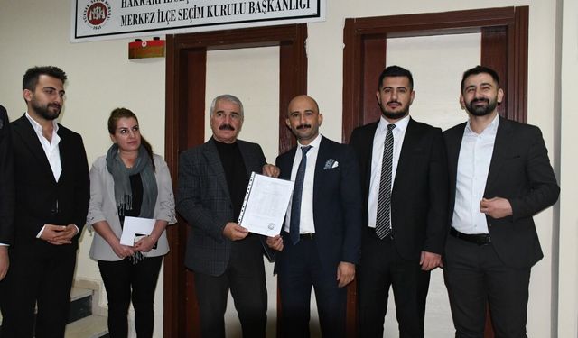 Hakkari Baro Başkanı Gülabi Seven mazbatasını aldı