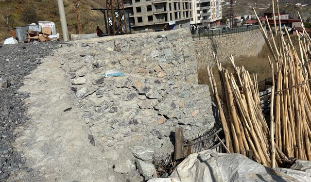 Hakkari’de yeni yapılan istinat duvarı çatladı: Tehlike büyüyor