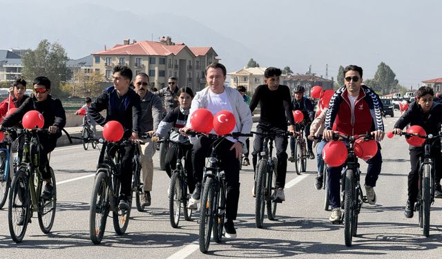 Hakkari'de Cumhuriyet Bayramı dolayısıyla bisiklet turu düzenlendi