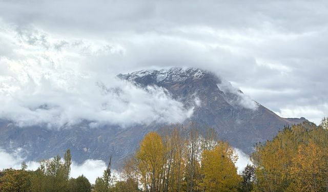 Hakkari Sümbül Dağı’nın zirvesine yılın ilk karı düştü