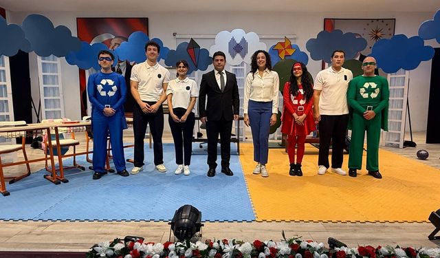 Ünlü oyuncu Azra Akın, Hakkari’de çocuklarla buluştu