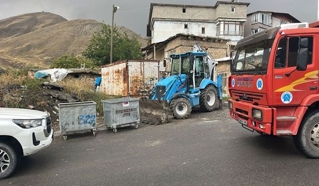 Hakkari’de yağışlı havada temizlik mesaisi