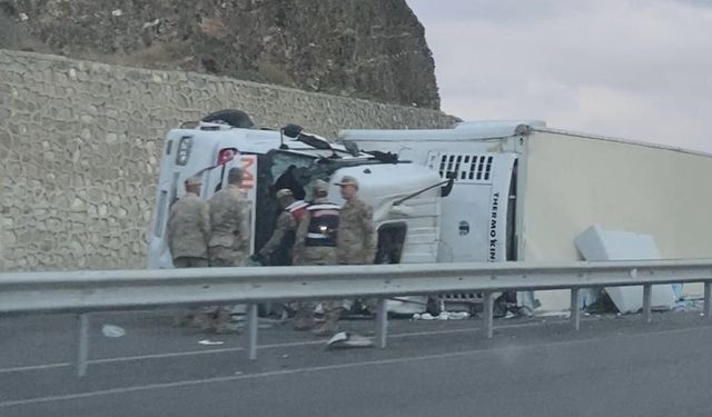 Van-Hakkari yolunda tır devrildi: 2 yaralı