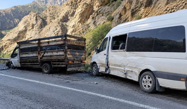 Hakkari-Çukurca Yolunda kaza: 4 yaralı