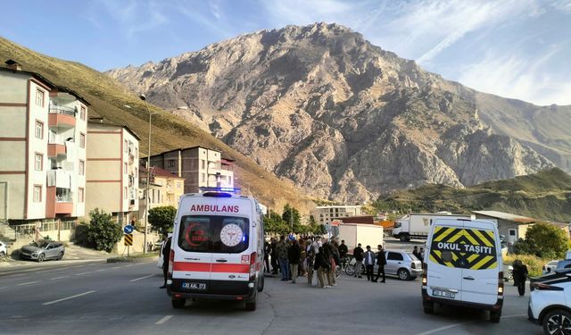 Hakkari’de motosiklet ile otomobil çarpıştı: 1yaralı