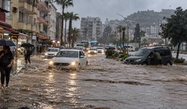 Mersin'de sağanak; ev ve iş yerlerini su bastı, yollar göle döndü