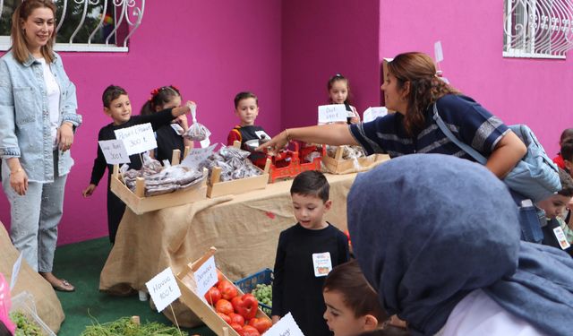Minik öğrenciler yetiştirdi, ihtiyaç sahipleri için sattı