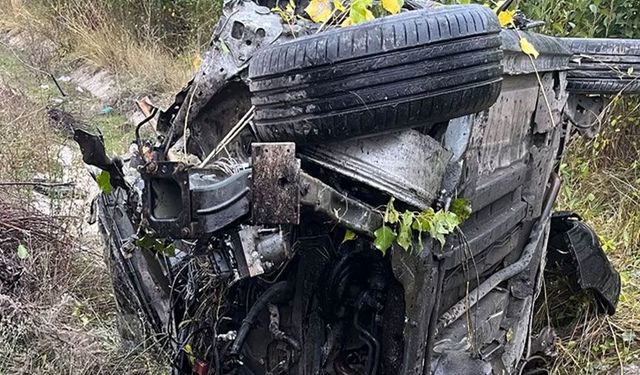 Van'da bariyerlere çarpan araç şarampole devrildi, 1 ölü